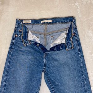 LEVI WEDGIE FIT MEDIUM WASH “JIVE”